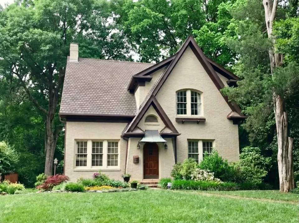Brick painted with Swiss Coffee